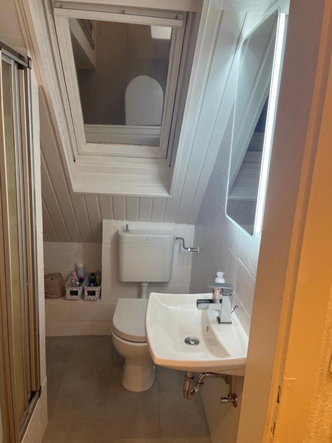 Sandy's Beachhouse: Cologne Stadium Getaway with Business Amenities Pulheim Exterior photo